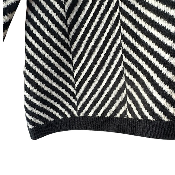 LANDS’ END | NWOT CASHMERE SWEATER CREWNECK BLACK WHITE CHEVRON | MEDIUM PETITE - Picture 6 of 9